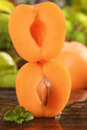 木底上摆放着大黄杏