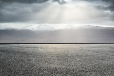 从平台眺望阳光照耀下的雪山