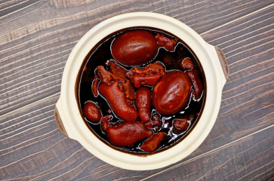 木桌背景鸡蛋猪脚姜醋粤菜