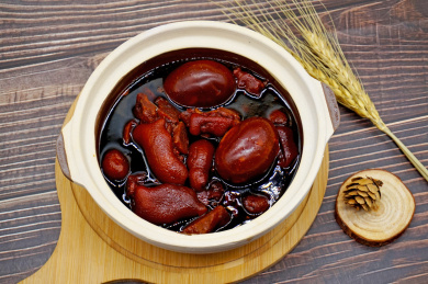 木桌背景鸡蛋猪脚姜醋粤菜