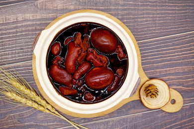 木桌背景鸡蛋猪脚姜醋粤菜