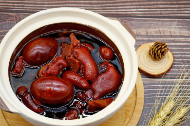 木桌背景鸡蛋猪脚姜醋粤菜