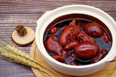 木桌背景鸡蛋猪脚姜醋粤菜