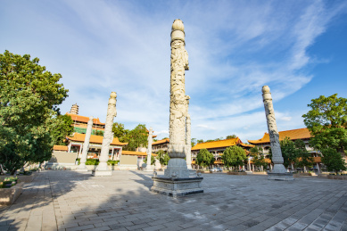 广东梅州千佛塔寺里的石龙柱