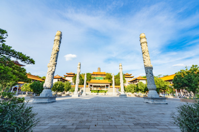 广东梅州千佛塔寺里的石龙柱