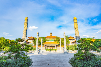 广东梅州千佛塔寺里的石龙柱