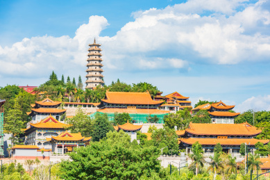 广东梅州夏日午后蓝天白云下的千佛塔寺