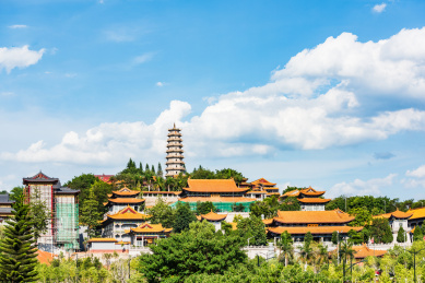 广东梅州夏日午后蓝天白云下的千佛塔寺