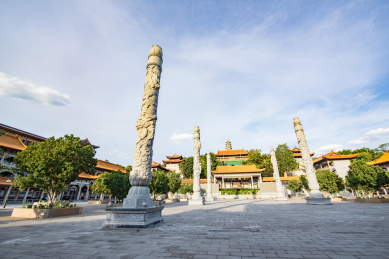 广东梅州千佛塔寺里的石龙柱