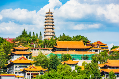 广东梅州夏日午后蓝天白云下的千佛塔寺