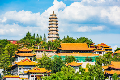 广东梅州夏日午后蓝天白云下的千佛塔寺