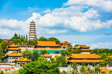 广东梅州夏日午后蓝天白云下的千佛塔寺