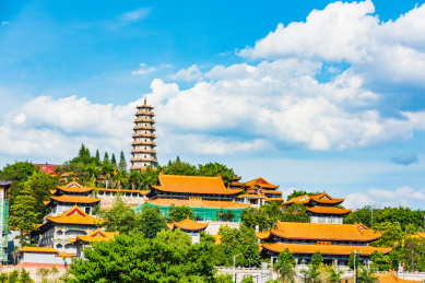 广东梅州夏日午后蓝天白云下的千佛塔寺