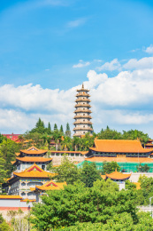 广东梅州夏日午后蓝天白云下的千佛塔寺