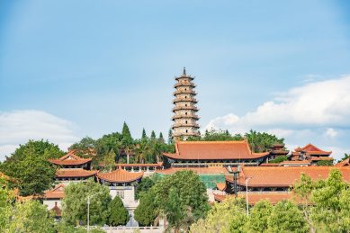 广东梅州夏日午后蓝天白云下的千佛塔寺