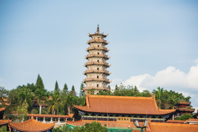 广东梅州夏日午后蓝天白云下的千佛塔寺