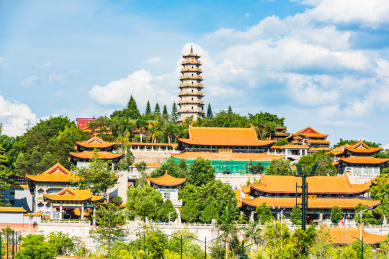 广东梅州夏日午后蓝天白云下的千佛塔寺