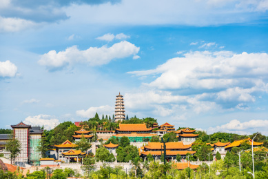 广东梅州夏日午后蓝天白云下的千佛塔寺