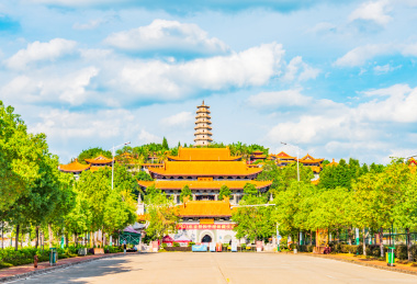 广东梅州夏日午后蓝天白云下的千佛塔寺