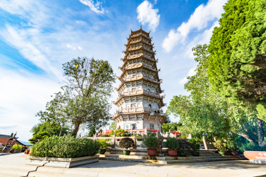 广东梅州千佛塔寺里的佛塔