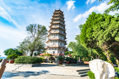 广东梅州千佛塔寺里的佛塔