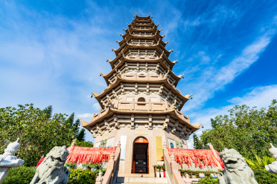 广东梅州千佛塔寺里的佛塔