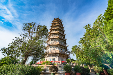 广东梅州千佛塔寺里的佛塔