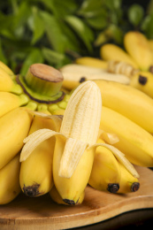 木板上摆放着帝王蕉