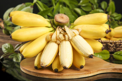 木底上摆放着黄皮小米蕉