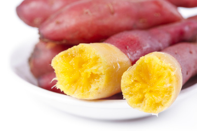 盘子里装着沙地蜜薯