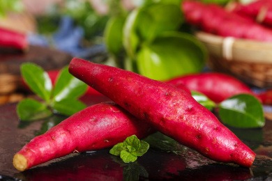 深底上摆放着小红薯