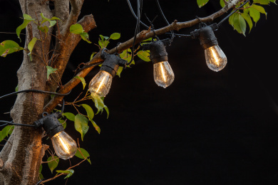 节日户外庭院暖色串灯