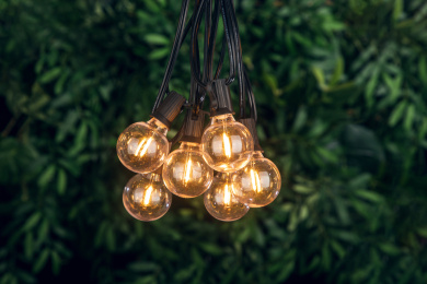 节日户外庭院暖色串灯