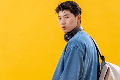 一个年轻的大学男生