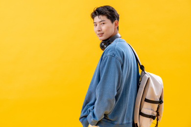 一个年轻的大学男生