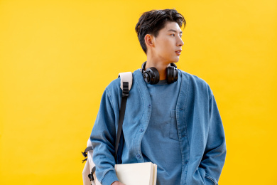 一个年轻的大学男生