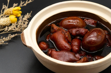 黑色背景客家传统菜肴猪脚姜