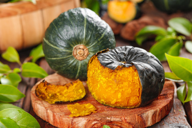 木垫上放着剥皮的小南瓜