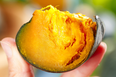 手里拿着掰开的小南瓜