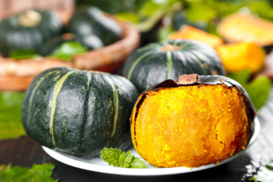 盘子里放着剥皮的小南瓜