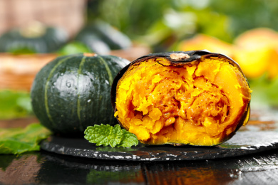 黑石垫上放着掰开的小南瓜