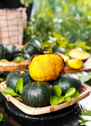 竹篮里放着剥皮的小南瓜