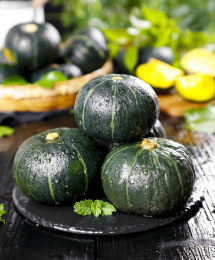 黑石垫上放着小南瓜