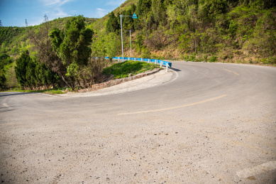 山区坡道路面的转弯处特写