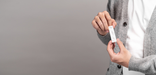 手持新冠病毒抗原检测阴性结果的特写