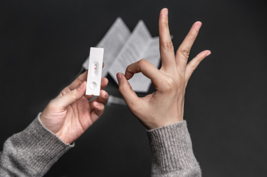 展示新冠病毒抗原检测阴性结果