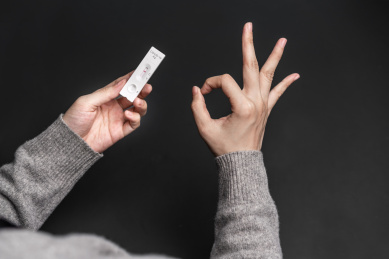 展示新冠病毒抗原检测阴性结果