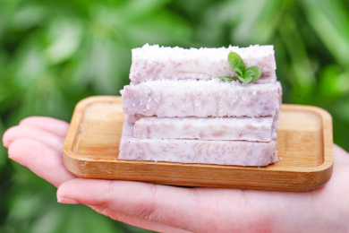 盘子里装着沾糖的紫藤大芋头