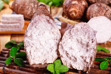 竹垫上的紫藤芋头