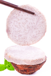 筷子夹着切块的大芋头